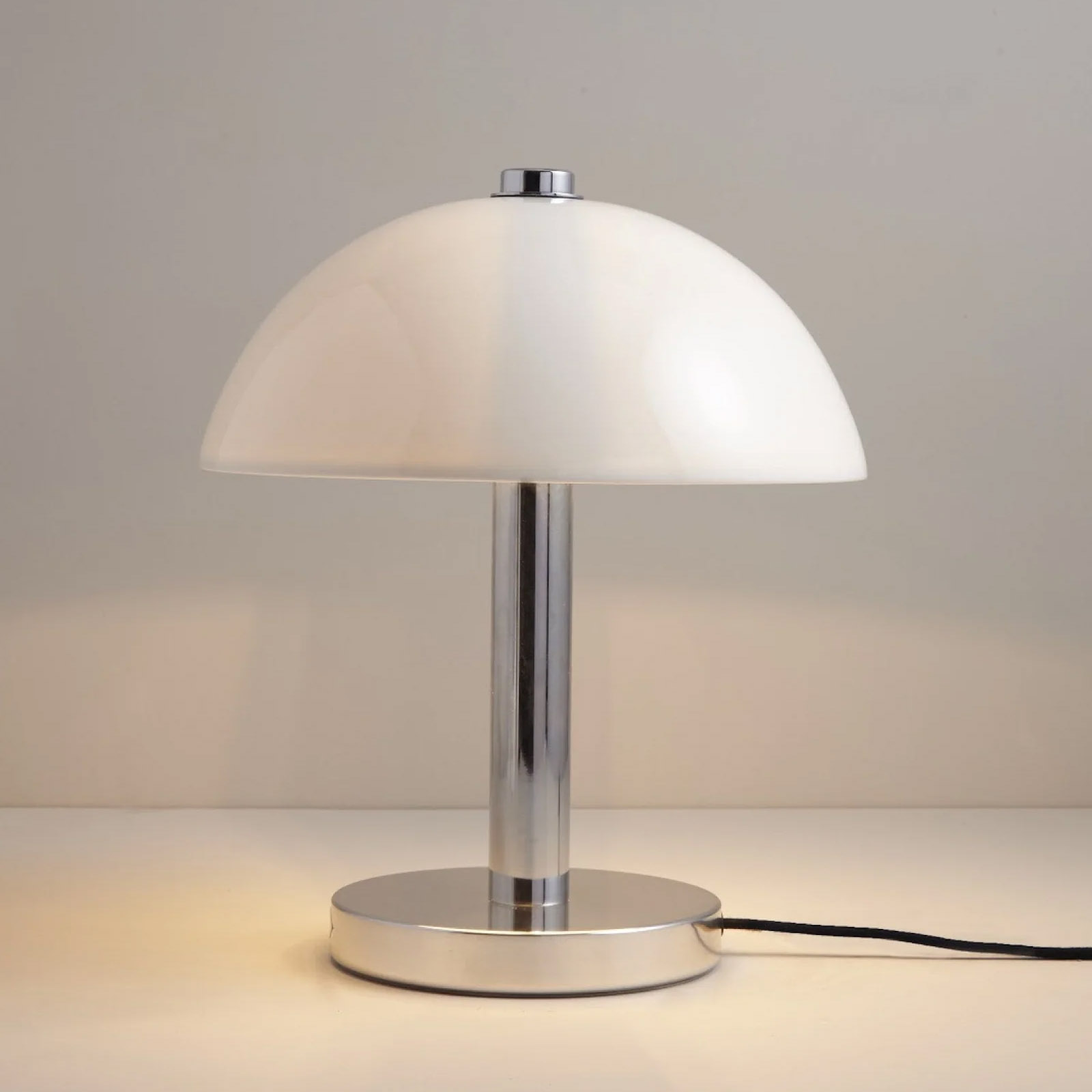 Pilz-Tischleuchte mit Schirm aus Porzellan COSMO: hier in der glatten Ausführung 
