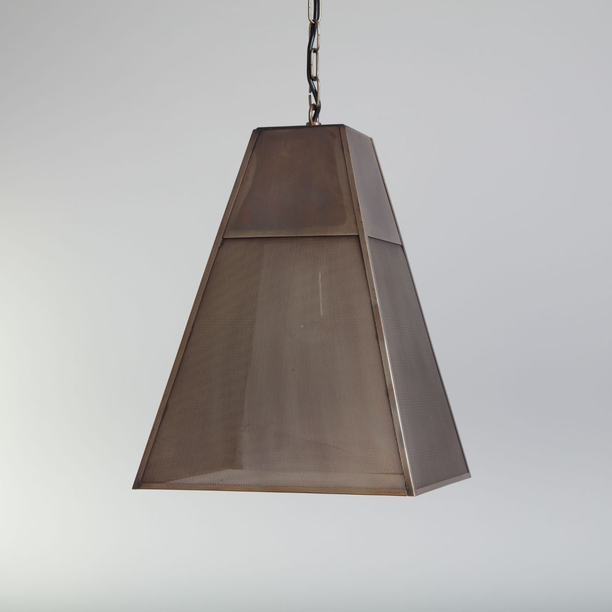 Bild 12: Großes Modell, Ausführung Messing geätzt PASCAL Pendelleuchte mit perforiertem Messing-Schirm: Großes Modell, Ausführung Messing geätzt