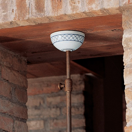 Landhaus-Tischbeleuchtung: Balkenleuchte mit drei Glasschirmen CARACOI: Ausführung mit handbemalter Keramik