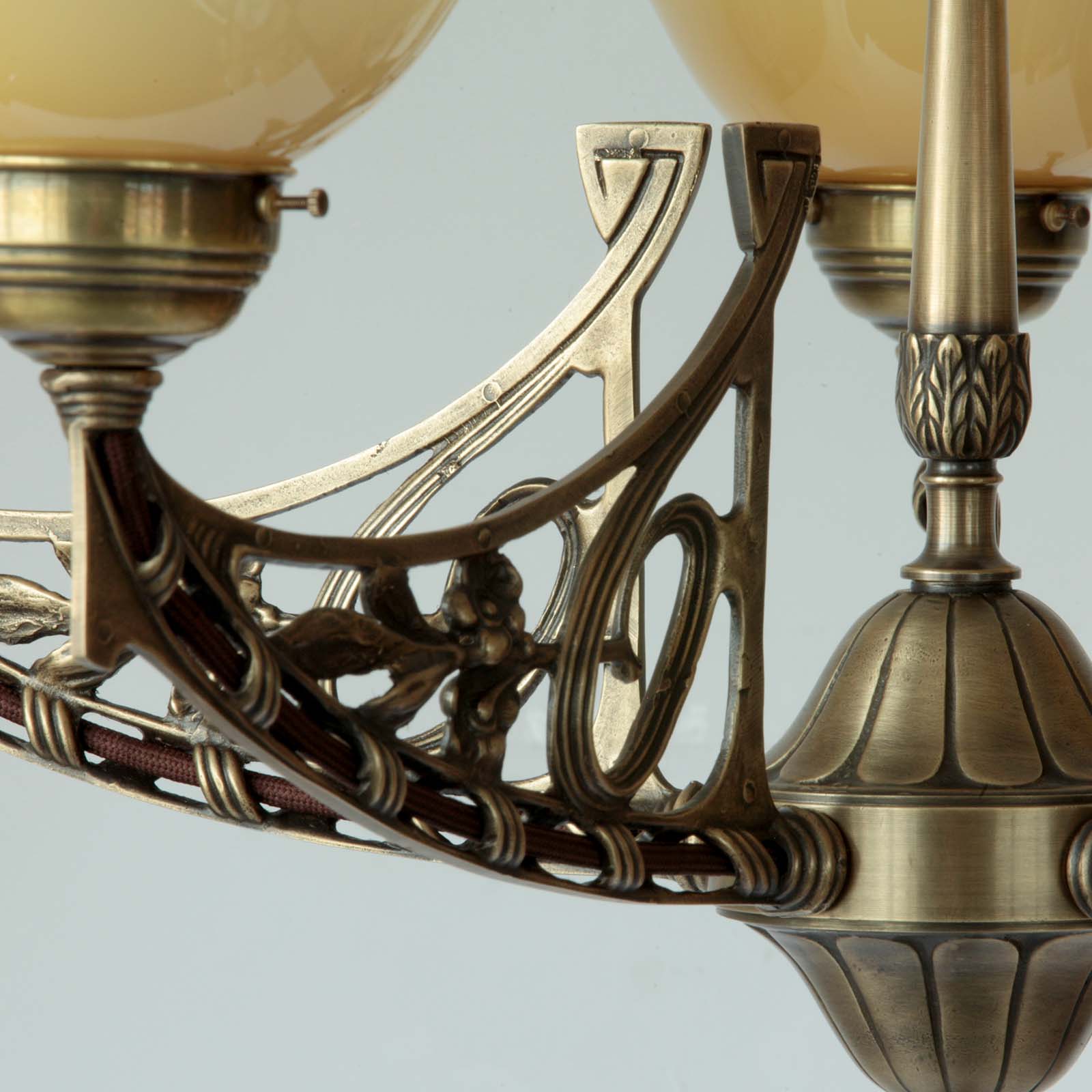 5-armiger Jugendstil-Leuchter mit nach oben gerichteten Glasschalen: Antik handpatiniert (Altmessing) und Opalglas „Crème“