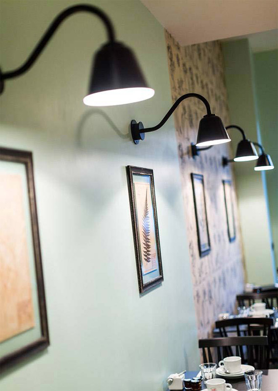 Kleine, zeitlose Wandleuchte BELL in 10 Farben: Wandleuchten in einem Café