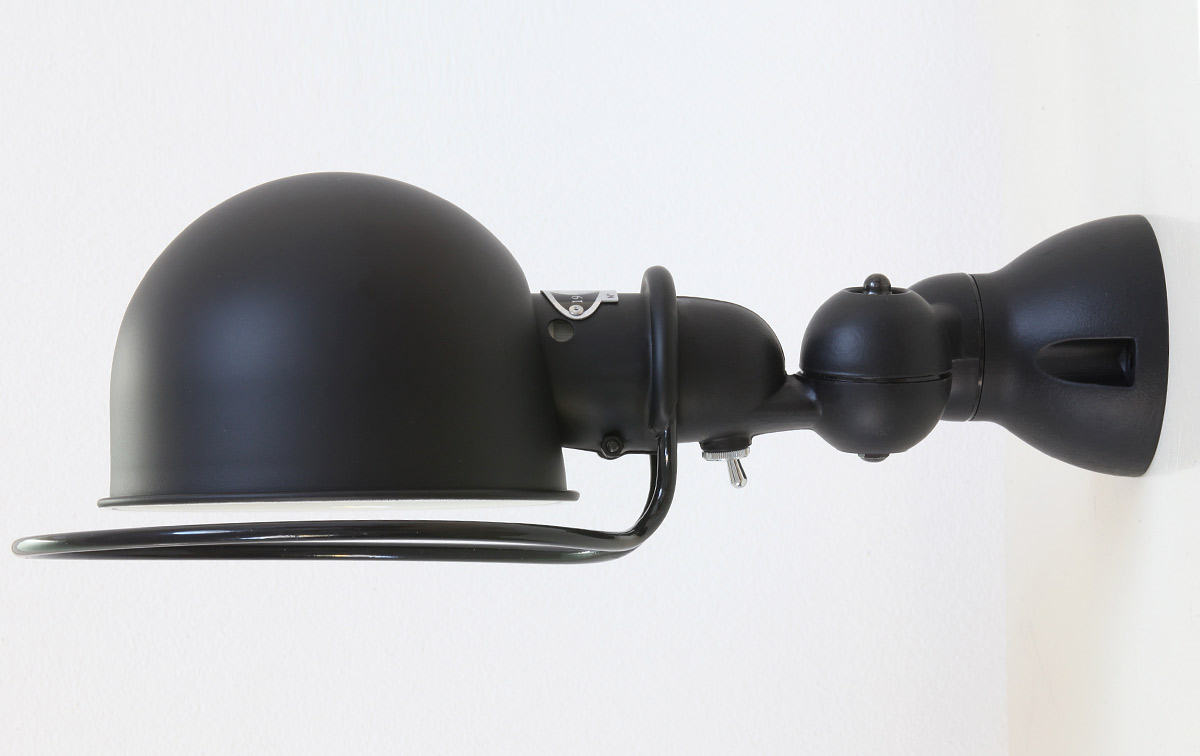 Flexibler Gelenkwandstrahler LOFT mit Halbkugel-Reflektor: Der charakteristische Schirm ist um 360° drehbar und mit einem massiven Kippschalter versehen (hier RAL 9011 Graphitschwarz, matte Ausführun