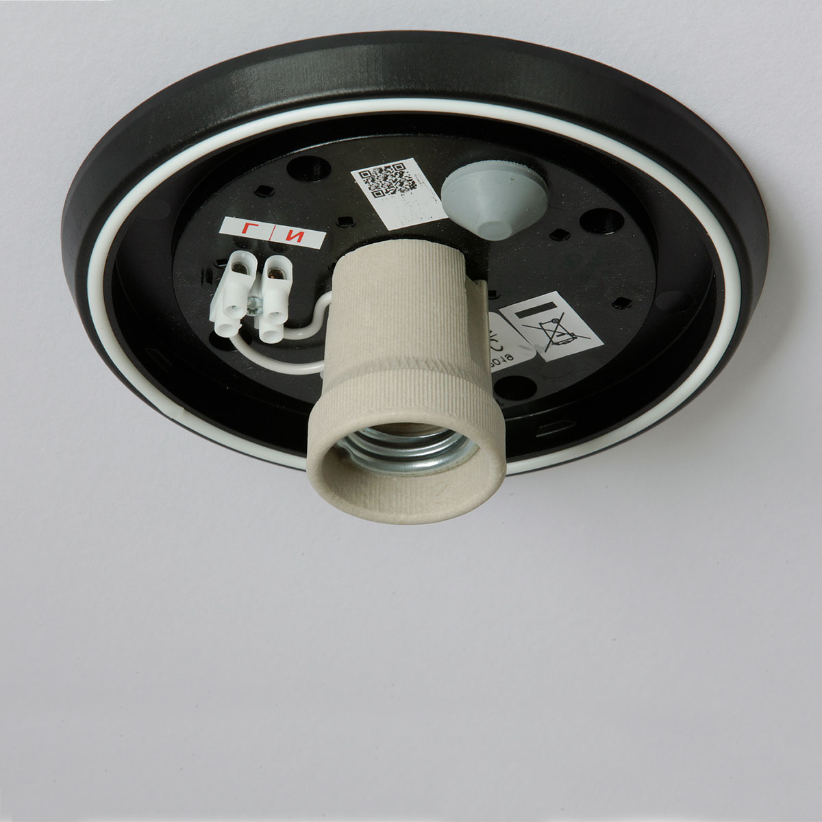 Bild 18: Deckenteil Ø 15 cm, mit Bajonettverschluss, schwarz Schlichte Kugel-Deckenleuchte aus Opalglas SPHERA, IP65, Ø 20–40 cm: Deckenteil Ø 15 cm, mit Bajonettverschluss, schwarz