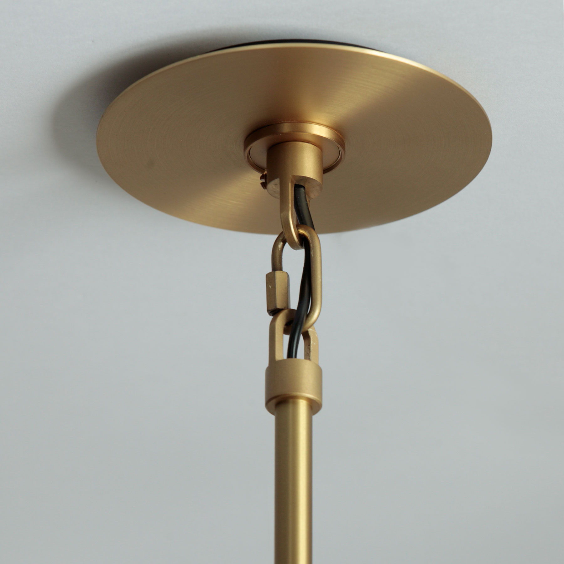 Bild 6: Der überarbeitete Baldachin ermöglicht nun auch eine Aufhängung an schrägen Decken Kugel-Pendelleuchte mit marmoriertem Opalglas, Ø 30 cm: Der überarbeitete Baldachin ermöglicht nun auch eine Aufhängung an schrägen Decken