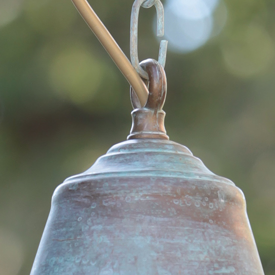 Bild 4: Detail der Ausführung in Grünspan-Patina (auf Anfrage) Rustikale Esstisch-Hängelampe aus patiniertem Messing: Detail der Ausführung in Grünspan-Patina (auf Anfrage)