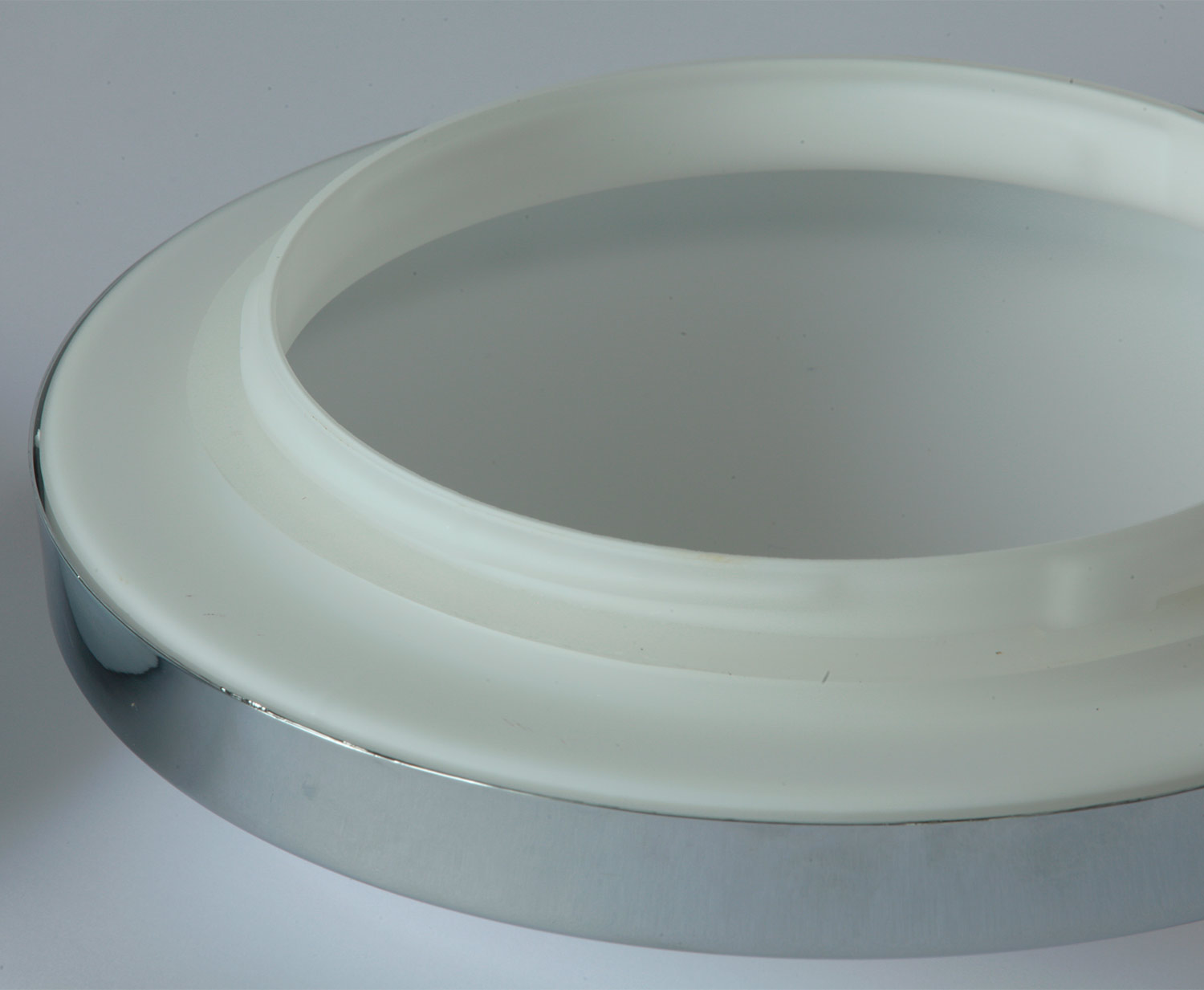 Verchromte, runde Badezimmer-Deckenleuchte SHINE mit LED, IP44, Ø 28 cm: Das seidig-matte Opalglas sorgt für angenehm sanftes Licht