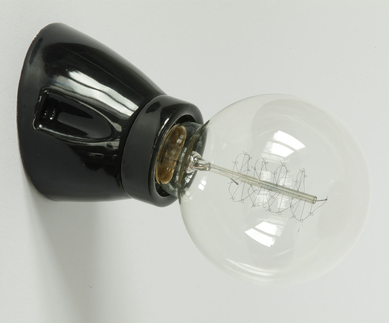 Bild 3: Schwarz glasierte Keramik-Fassung als Wandleuchte, hier mit „Globe“-Glühlampe Schräge Fassungs-Wandleuchte aus Porzellan schwarz oder weiß: Schwarz glasierte Keramik-Fassung als Wandleuchte, hier mit „Globe“-Glühlampe
