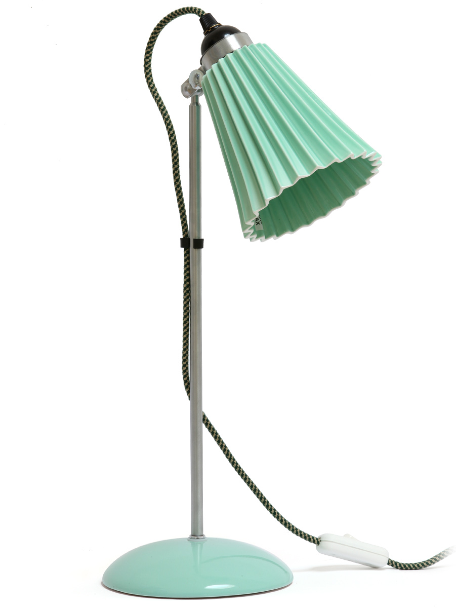 Charmante Nachttischlampe aus Porzellan HECTOR PLEAT: Die charmante Nachttischlampe mit grünem Porzellan (hier das große Modell)