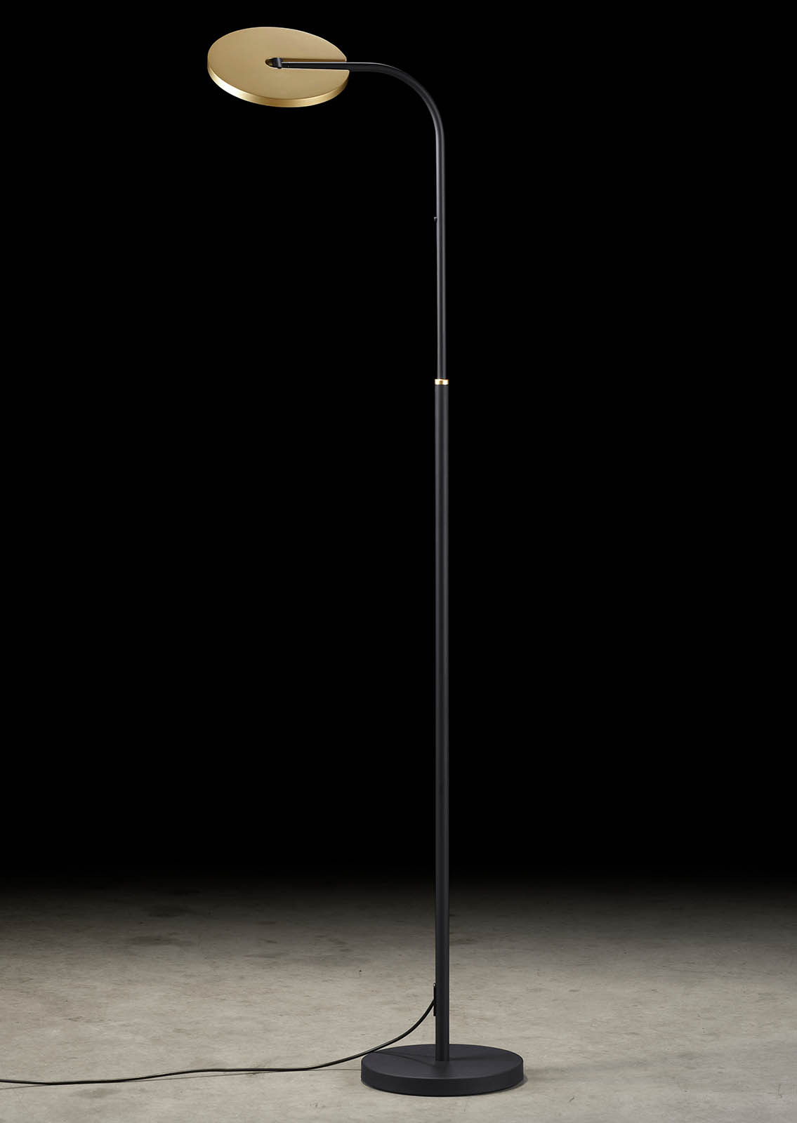 Versatile and powerful floor lamp VINCE S : Schwarz und Eloxal Messing