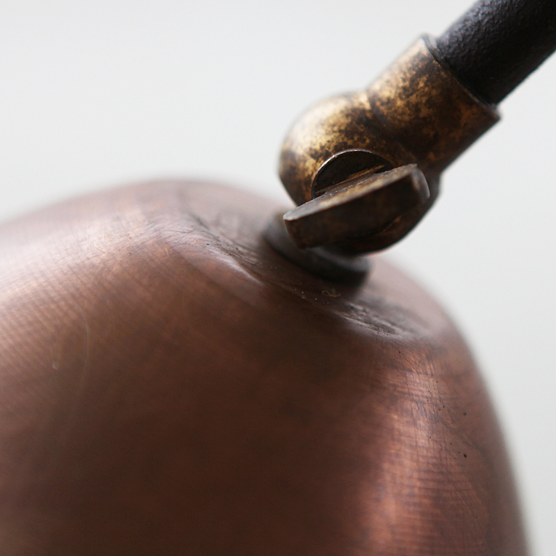 DELFI Elegante Stehlampe für den Tisch mit Kupferschirm: Kleiner Kupferschirm: Das Gelenk am Schirm zeugt von der Hingabe für hochwertige Details