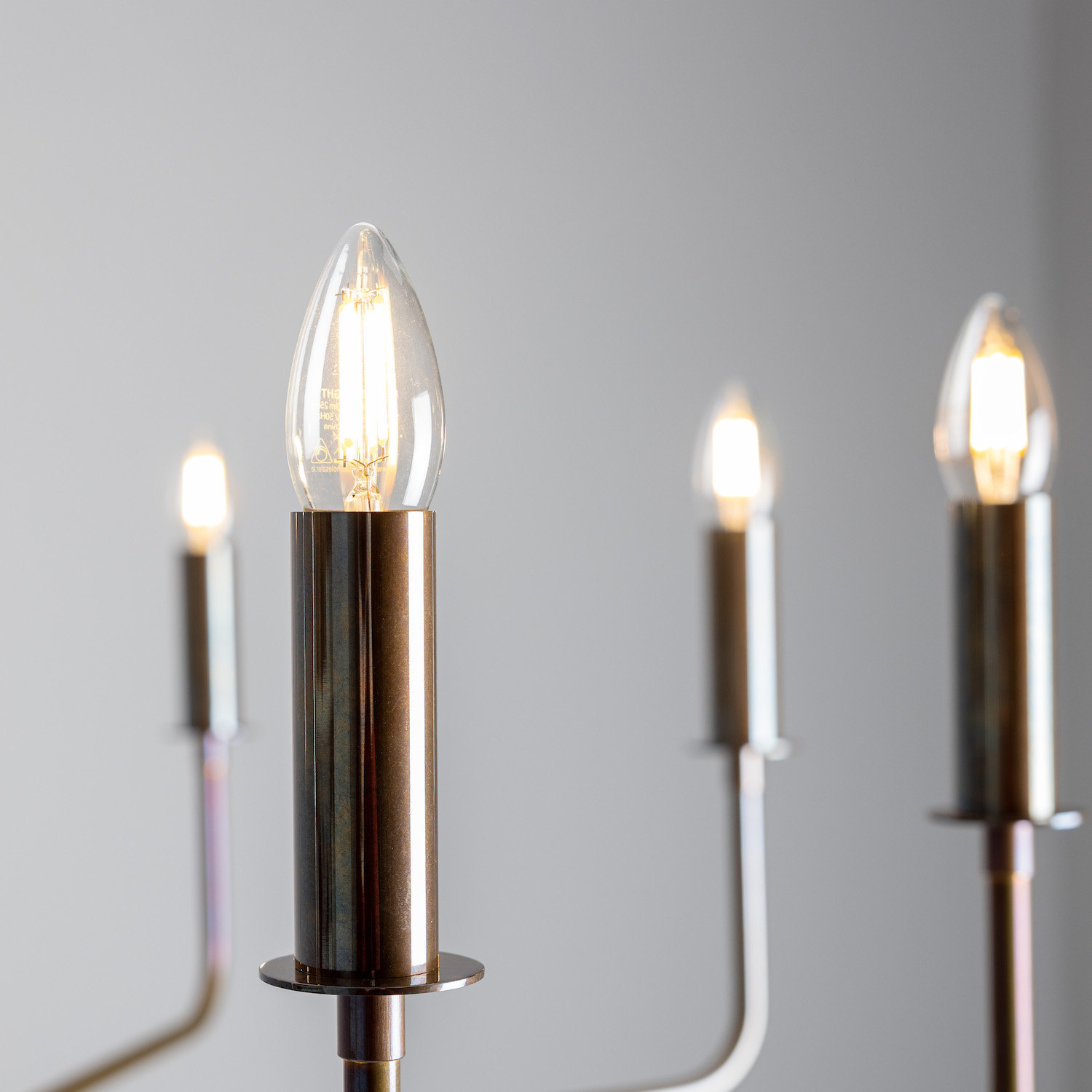 Modern Eight-Light Chandelier: Alt-Messing patiniert