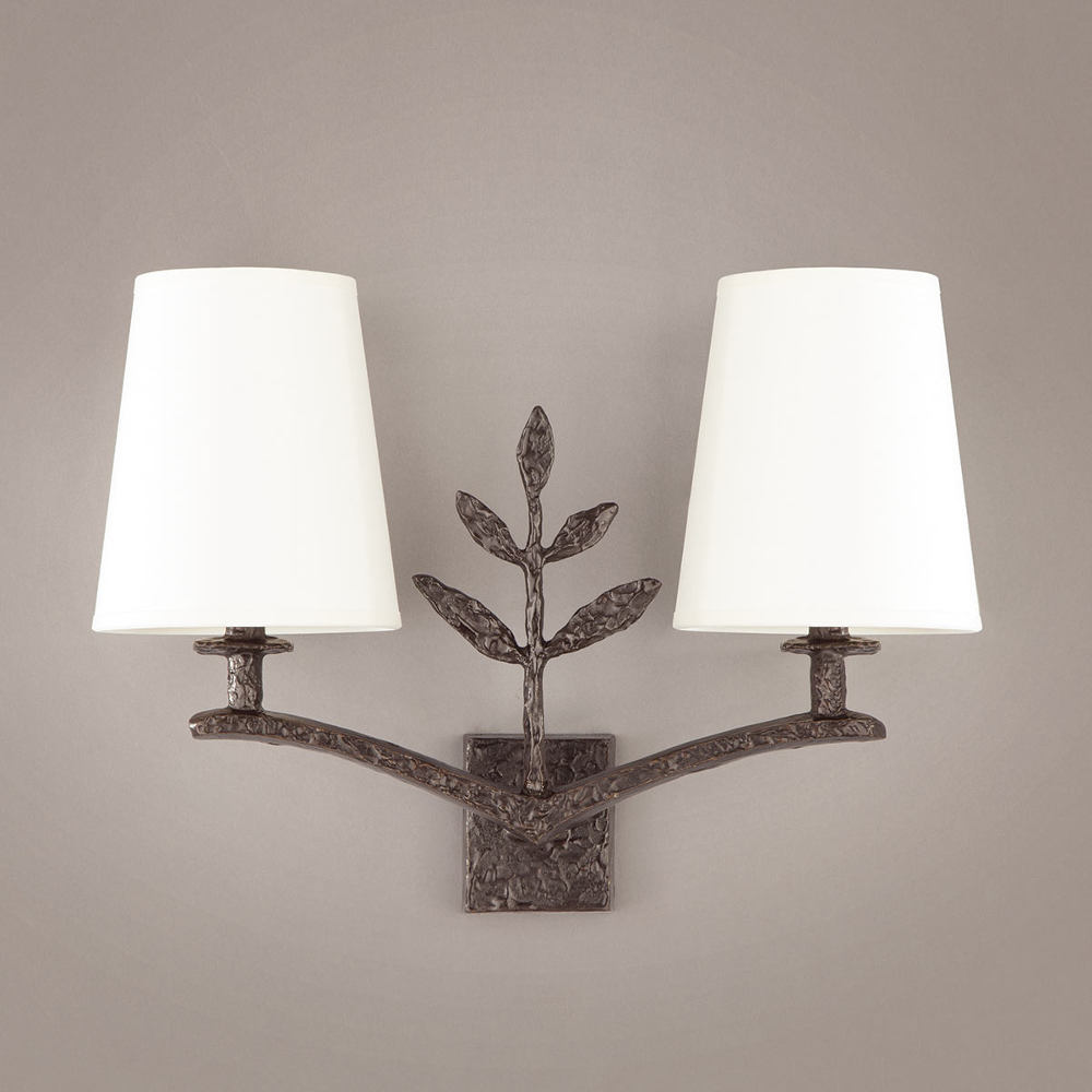 Bronze-Wandleuchte TILLIA mit Stoffschirmen und Blattdekor Bronze-Wandleuchte TILLIA mit Stoffschirmen und Blattdekor
