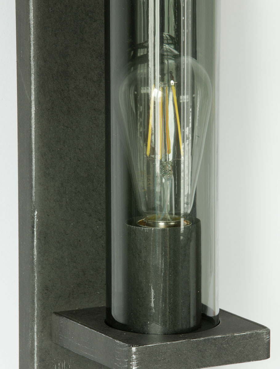 Schlichte Wandleuchte aus Schmiedeeisen mit Glas-Tubus: Der Glaskolben ist auch in dunklem Rauchglas erhältlich