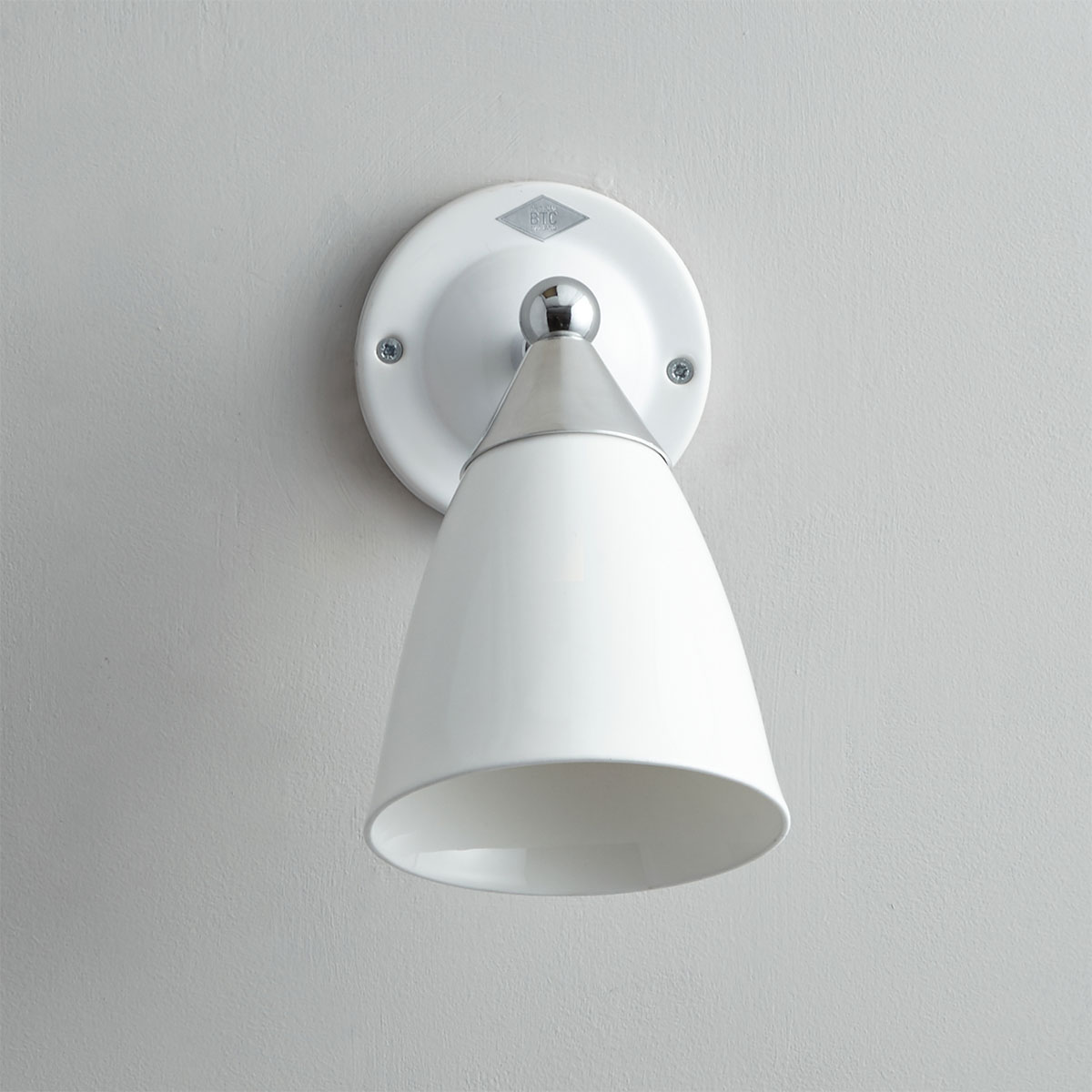 Verstellbare Art Déco-Wandlampe mit Porzellan-Schirm: Version mit Schalter