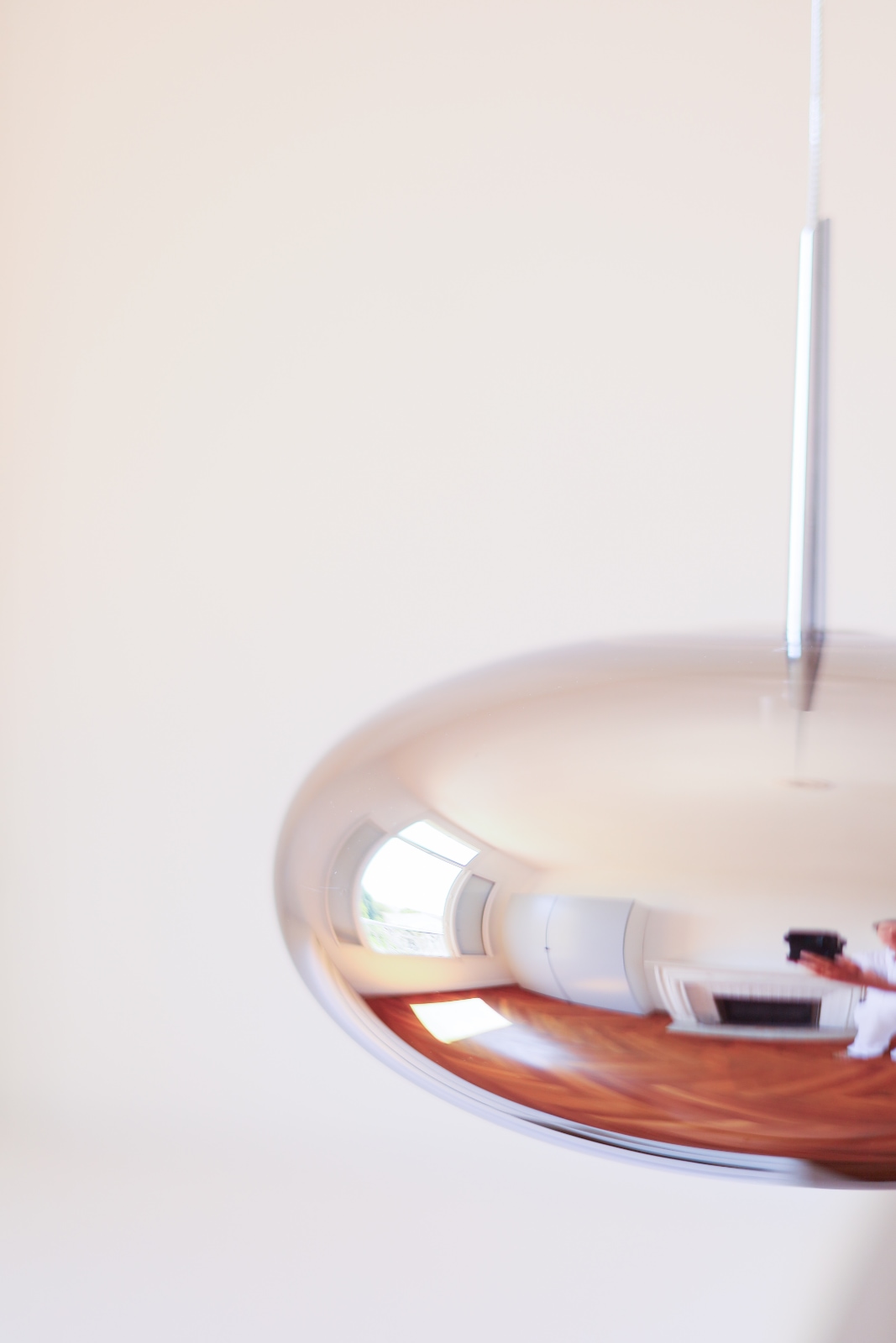 Fig. 3: Das Modell in Chrom (ausgeschaltet) Reflexion in Gold oder Chrom: Glas-Hängeleuchte aus Frankreich: Das Modell in Chrom (ausgeschaltet)