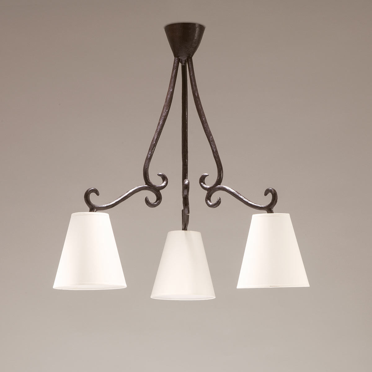 Bronzeguss-Deckenleuchte VOLUTE mit drei Textilschirmen Bronzeguss-Deckenleuchte VOLUTE mit drei Textilschirmen