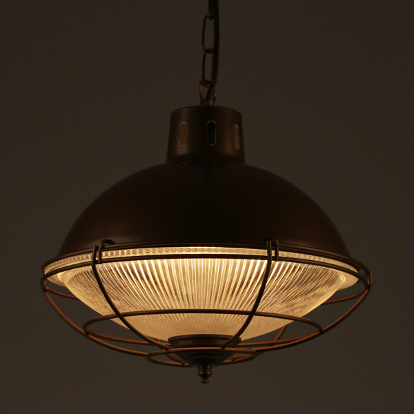 Bild 3: Atmosphärische und angenehme Lichtwirkung durch das prismatische Holophanglas Industrieleuchte mit Schutzgitter und Holophanglas-Refraktor: Atmosphärische und angenehme Lichtwirkung durch das prismatische Holophanglas