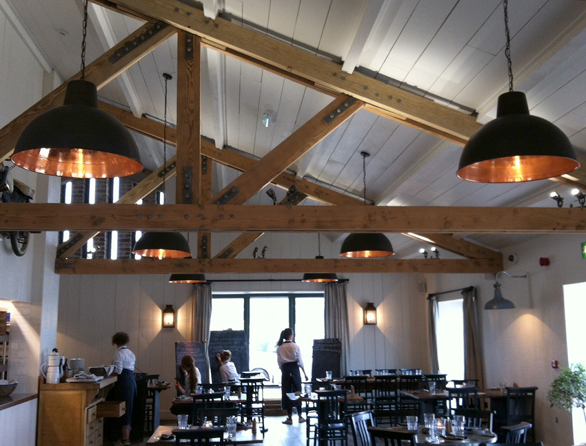 Bild 7: Das etwas kleinere Schwestermodell 7164 (Ø 40 cm) in einem Restaurant in England Sehr große Kupfer-Pendelleuchte mit Ø 60 cm: Das etwas kleinere Schwestermodell 7164 (Ø 40 cm) in einem Restaurant in England