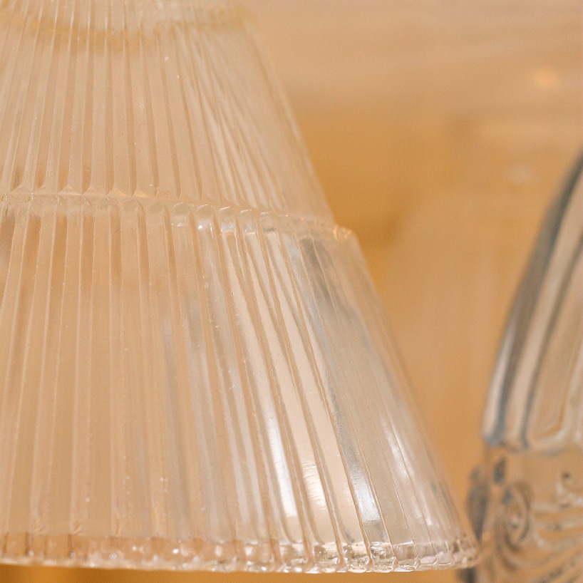 Rustikale Manufaktur-Wandlampe mit Glasschirm GRAMPA: Detail des geschliffenen Glases (Nr. 150)