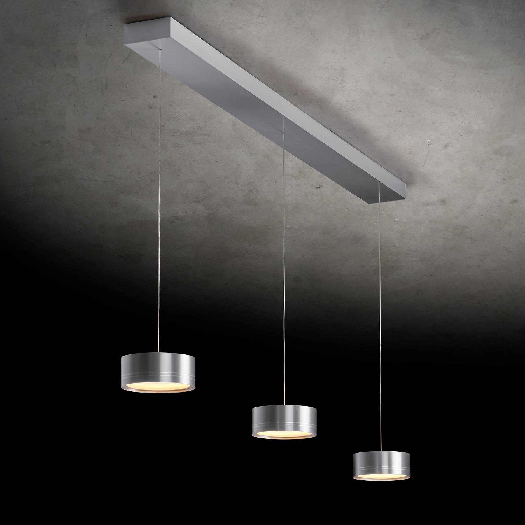 Bild 1: Die minimalistische Pendelleuchten-Leiste, hier mit drei höhenverstellbaren Leuchten in Aluminium matt Puristische 2-/3-flammige Up-Down Pendelleuchte FAVOR: Die minimalistische Pendelleuchten-Leiste, hier mit drei höhenverstellbaren Leuchten in Aluminium matt