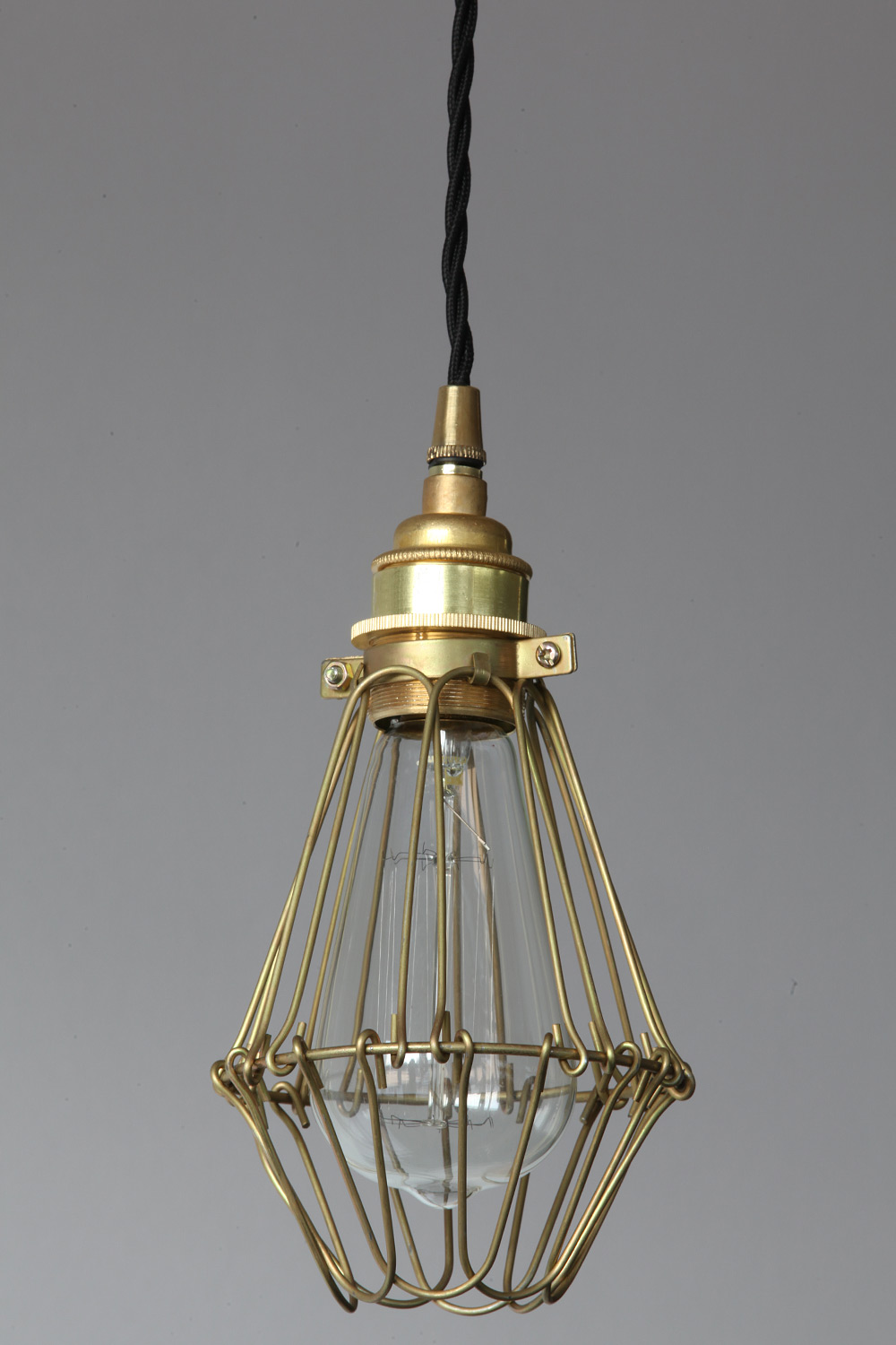 Gruppe aus fünf einfachen Käfig-Pendelleuchten im Industriestil: Detail Käfig-Lampe mit „Edison“-Birne („Messing poliert“)