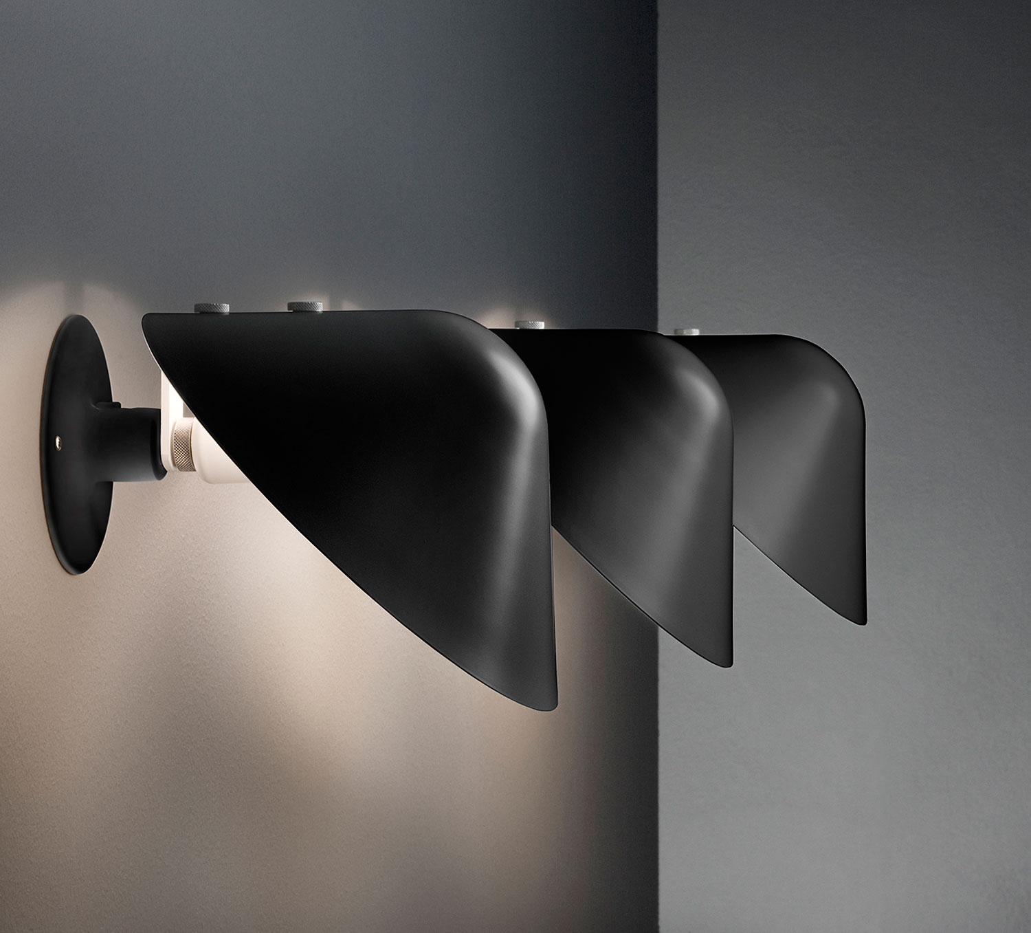 Design-Wandleuchte MINI VIP mit drehbarem Schirm: Ausführung Schwarz, Modell zum Direktanschluss