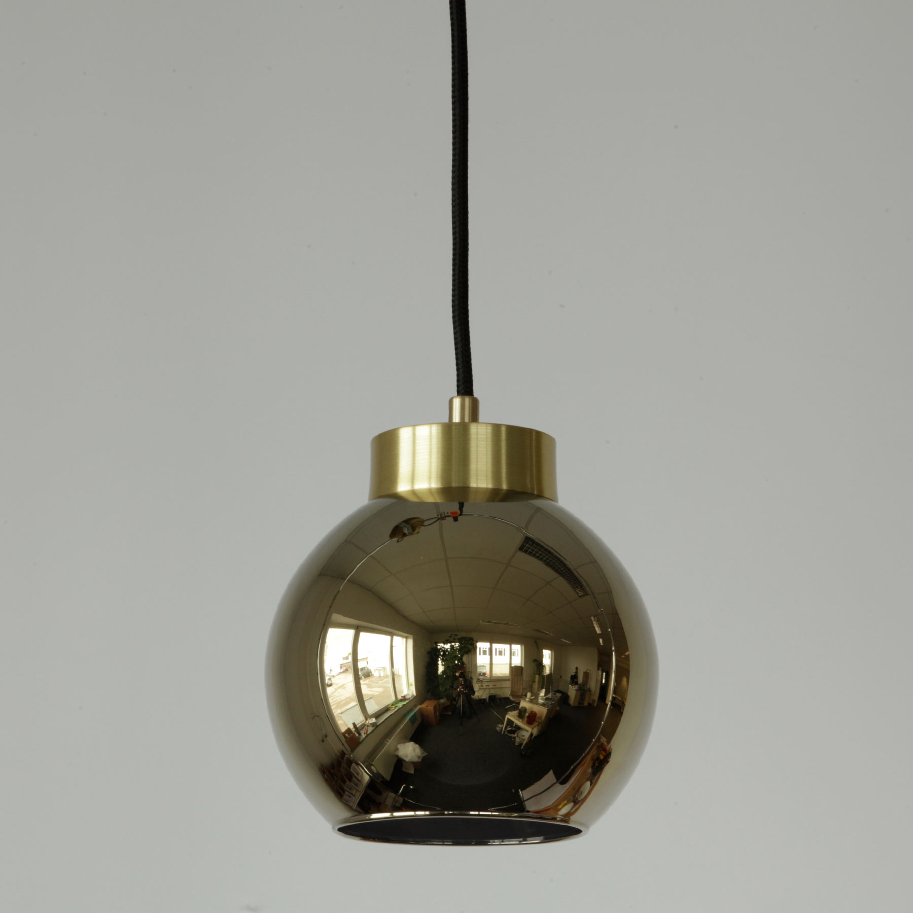 Kugel-Pendelleuchte aus Spiegel-Glas (gold/silbern/kupfern) Ø 15–30 cm: Kleine goldene Kugel-Hängeleuchte: faszinierender hochglanz-Spiegeleffekt (Ø 15 cm)