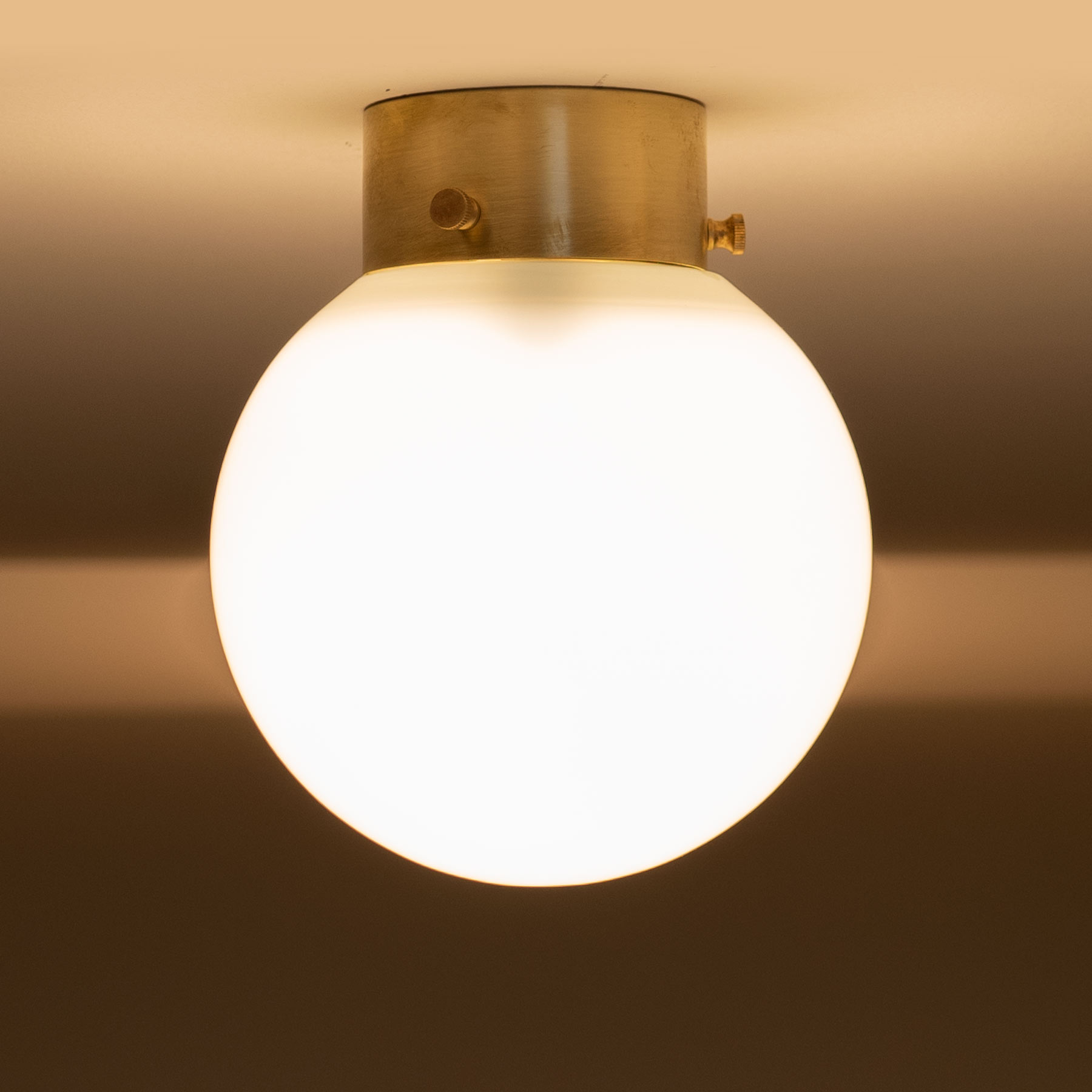 Glaskugel-Deckenleuchte, Design in Messing, 20 cm