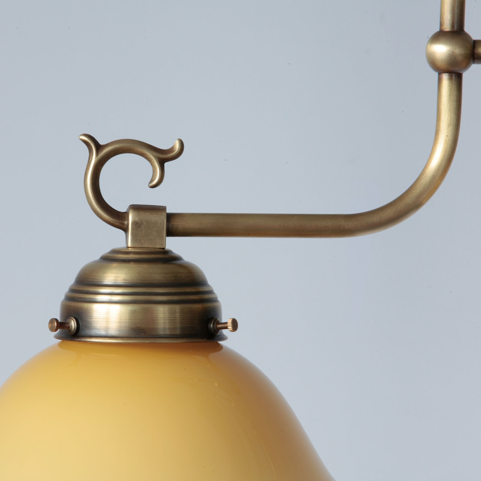 Bild 6: Hier mit crèmefarbenem Opalglas und der Messingoberfläche antik handpatiniert Für Tische: Nostalgische Doppel-Hängeleuchte mit zwei Glasschirmen (auch grün): Hier mit crèmefarbenem Opalglas und der Messingoberfläche antik handpatiniert