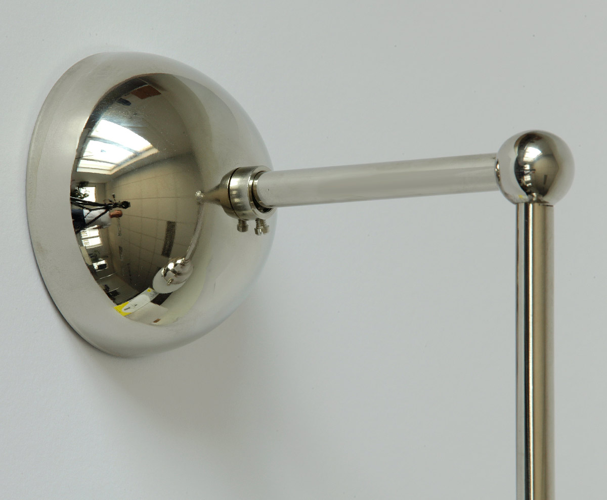 Wandleuchte mit abgehängtem Art déco-Treppen-Opalglas: Der Wandarm in Messing glänzend vernickelt