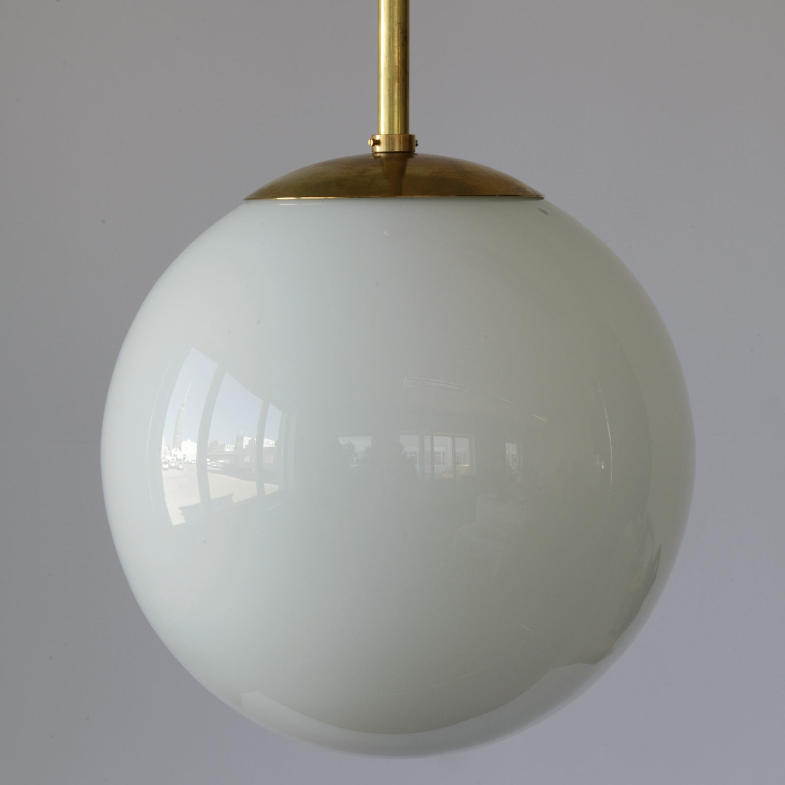 Minimalistische Kugel-Lampe MÜNCHEN: Kugellampe hier in Messing natur, mit 30 cm-Kugel am Pendelrohr