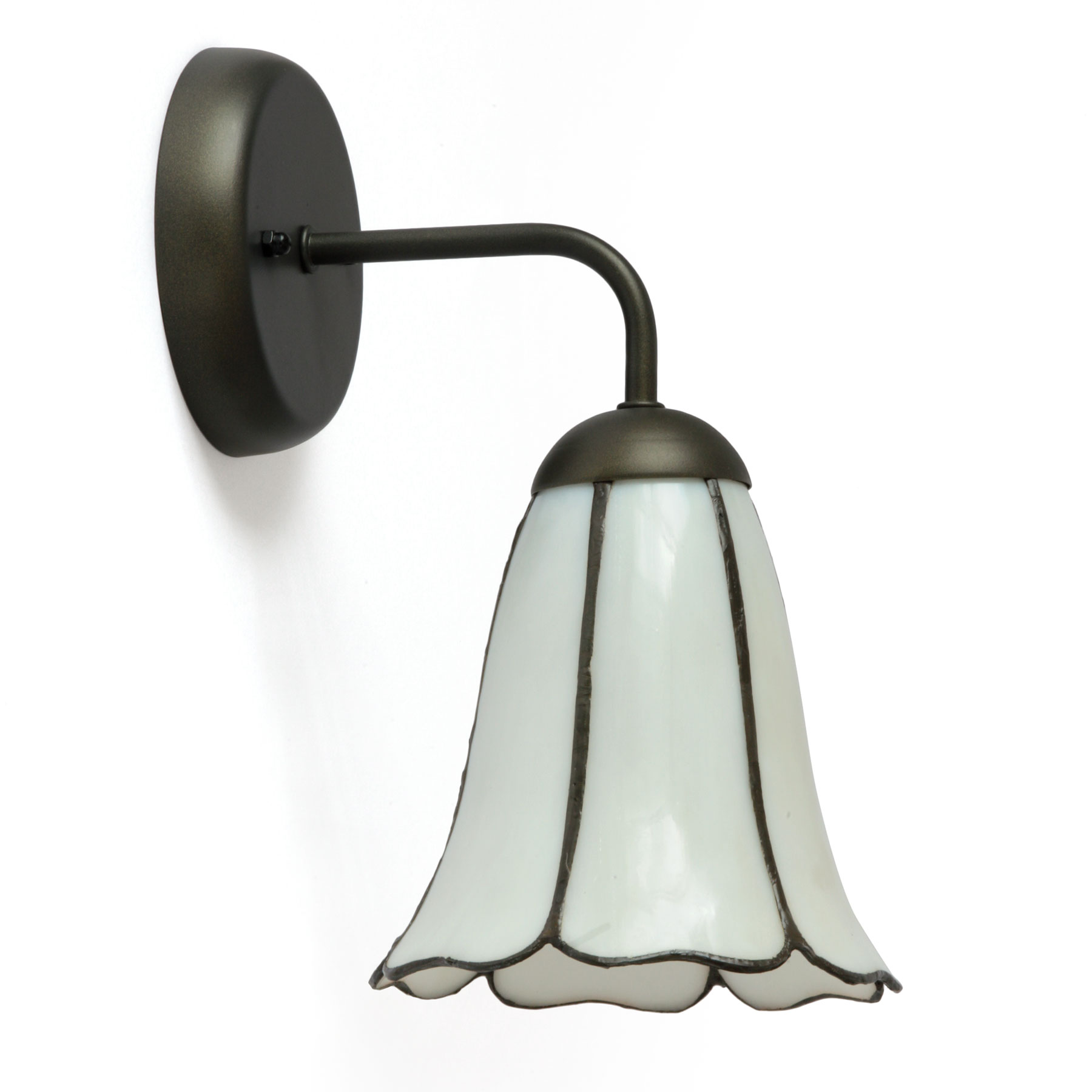 Wandleuchte mit weißem Blüten-Glasschirm „Ackerwinde“: Schlichte Wandleuchte mit weißem Tiffany-Glasschirm in Blütenform