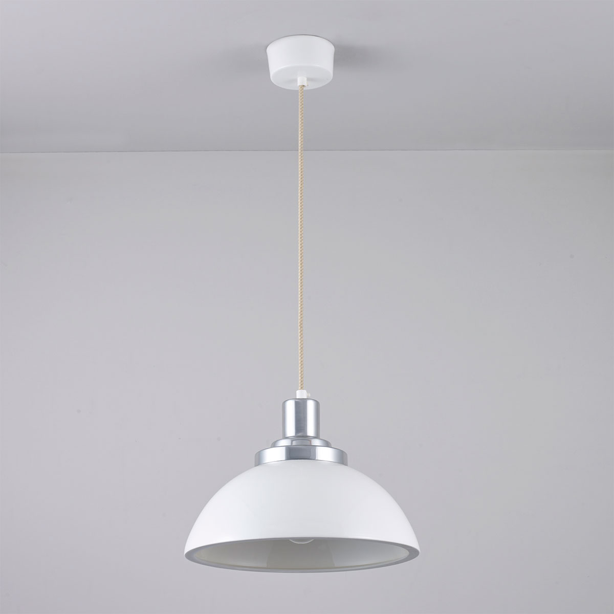 Porzellanschirm-Pendelleuchte aus der Manufaktur COSMO, Bild 2 Porzellanschirm-Pendelleuchte aus der Manufaktur COSMO, Bild 2