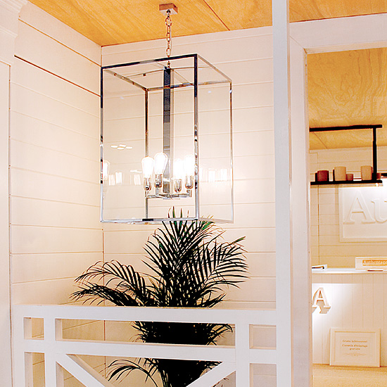 Bild 2: Die große Hängeleuchte eignet sich z.B. gut für großzügige Treppenhäuser oder Eingangshallen VITRINE Verglaste Messing-Hängeleuchte aus Belgien: Die große Hängeleuchte eignet sich z.B. gut für großzügige Treppenhäuser oder Eingangshallen