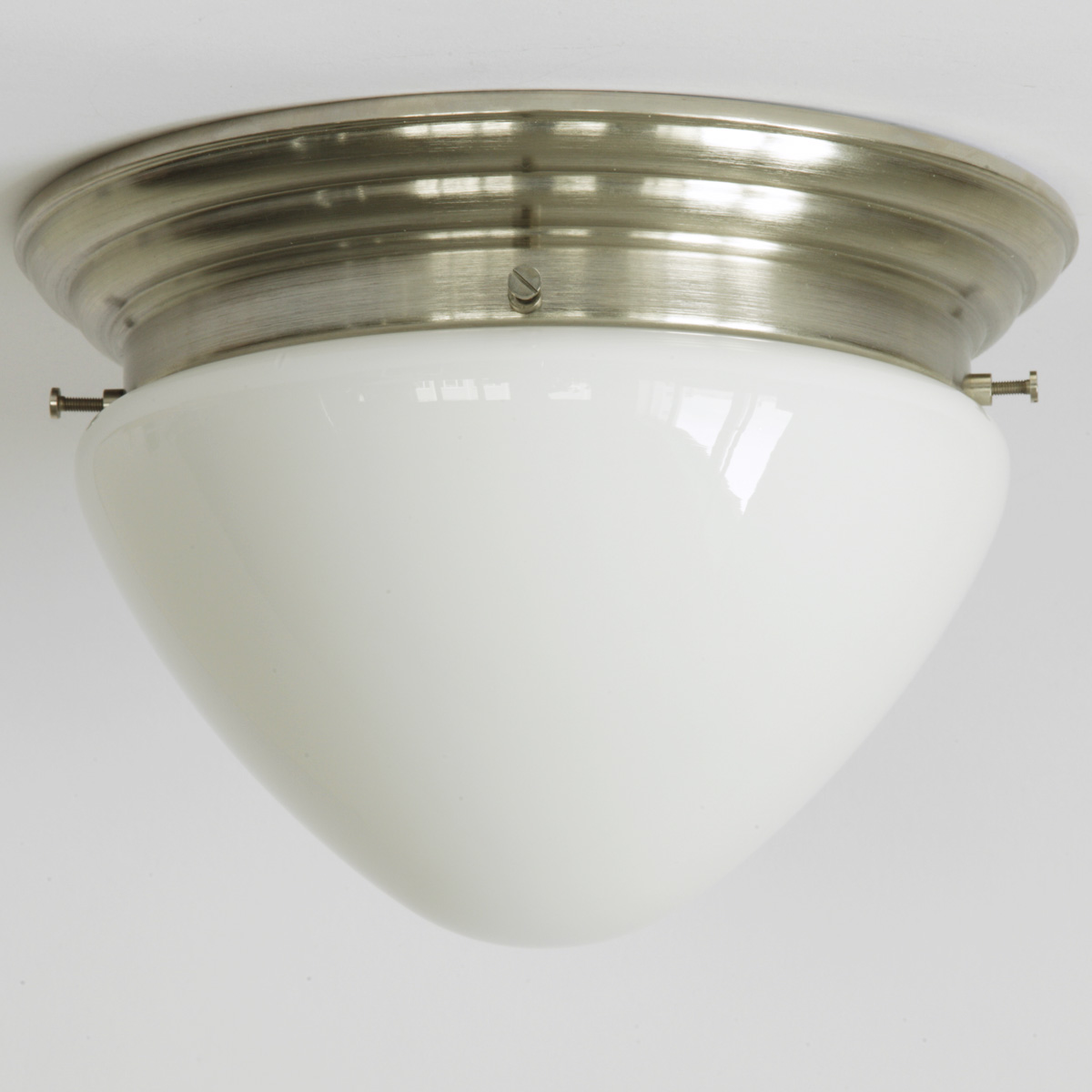 Messing-Plafoniere mit abgerundetem Opalglas Ø 26 cm: Gewölbte Deckenleuchte, hier abgebildet mit Deckenteil in matt vernickelt