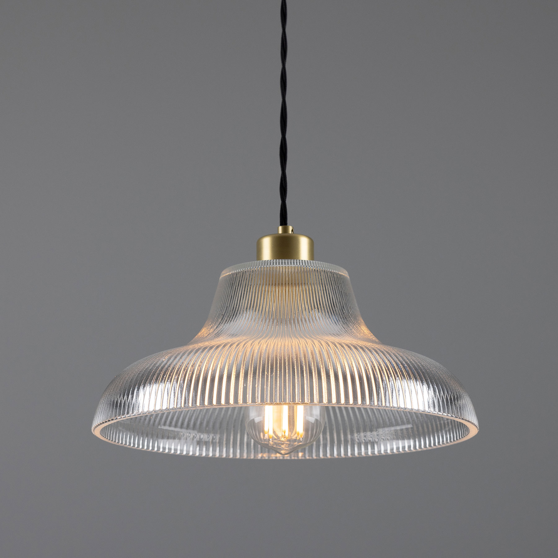 Nostalgische „Eisenbahn“-Pendelleuchte mit prismatischem Glasschirm