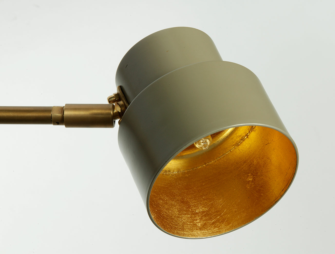 Mid Century Design-Wandleuchte mit kurzen Arm (drei Größen): Schirm des kleinen Modells Ø 10 cm in beige-grau (RAL 7006) mit Innenseite aus Blattgold