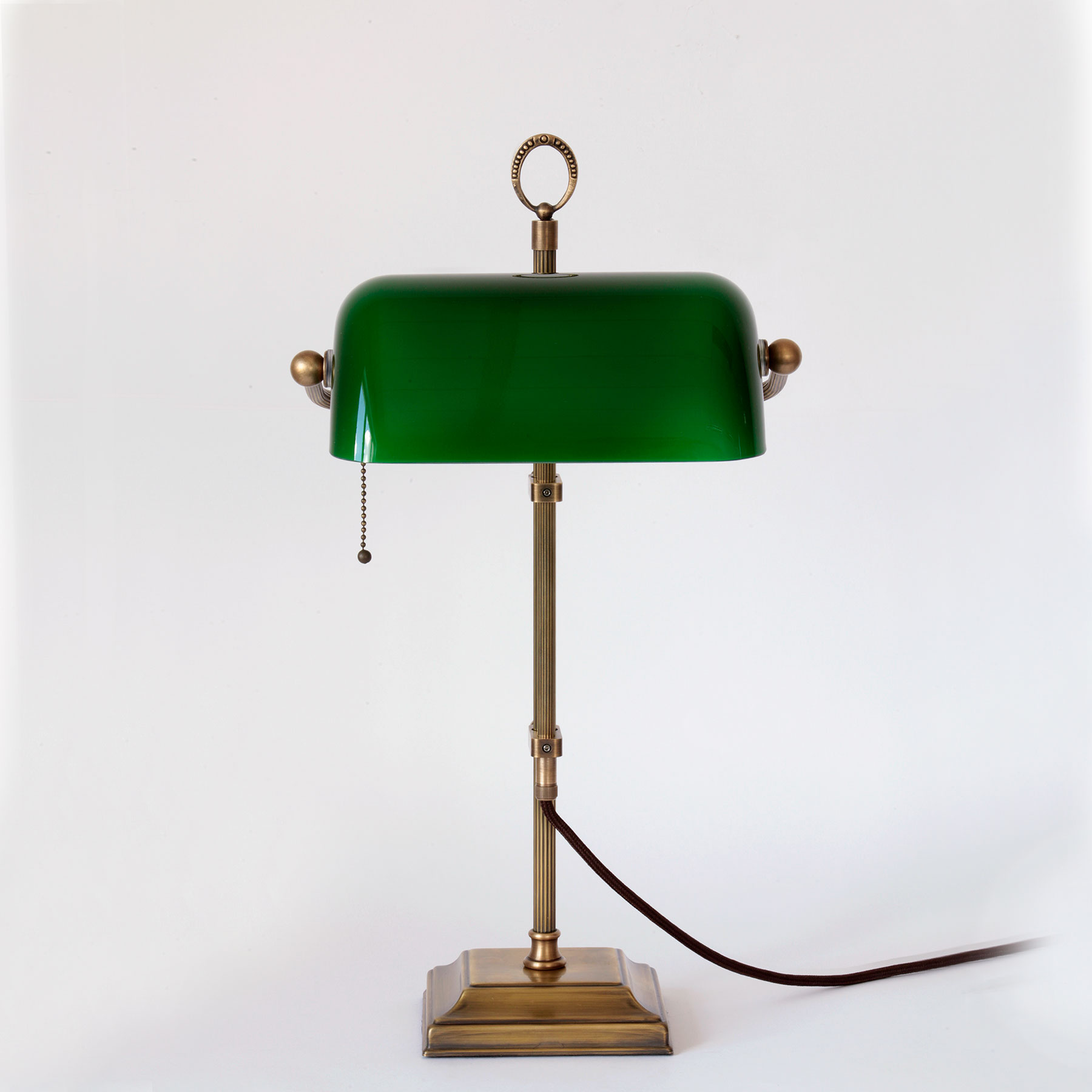 Banker’s Lamp – klassische Schreibtischleuchte mit Glasschirm: Die „Banker Lampe“: ein klassischer Leuchtentyp des 20. Jahrhunderts