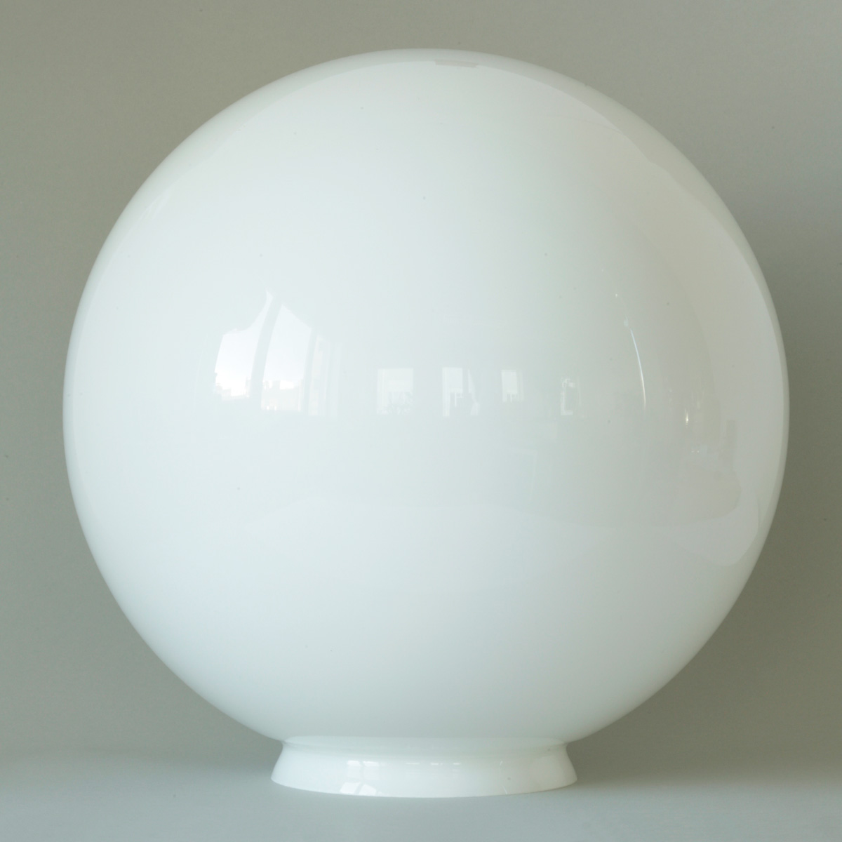 Große 1920er-Jahre-Leuchte mit Opalglaskugel Ø 35–60 cm: Art déco-Glas