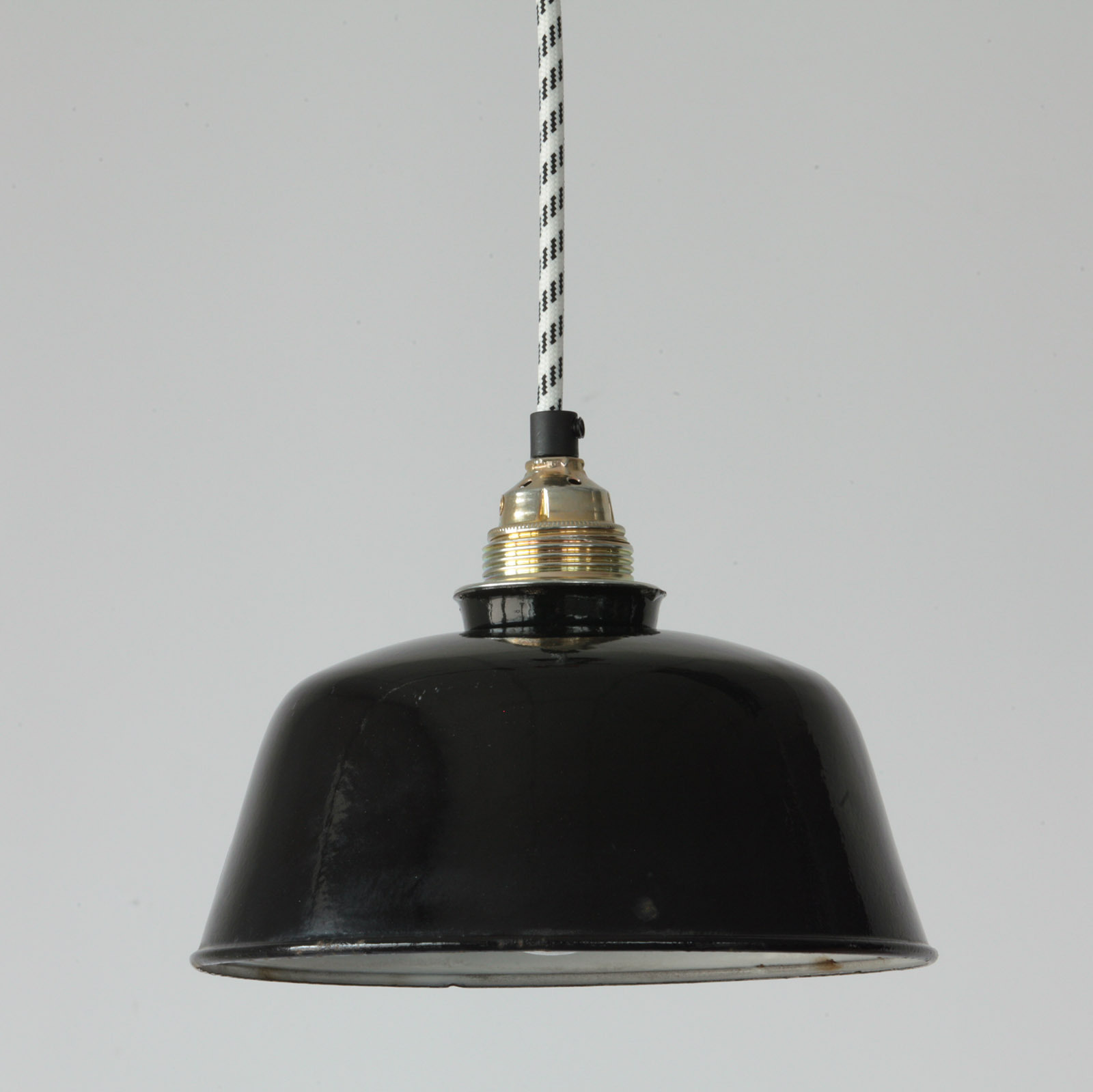 Unique Pieces with Antique Enamel Shades: Berlin Pendant Lamp 200 mm, Fig. 3 Unique Pieces with Antique Enamel Shades: Berlin Pendant Lamp 200 mm, Fig. 3