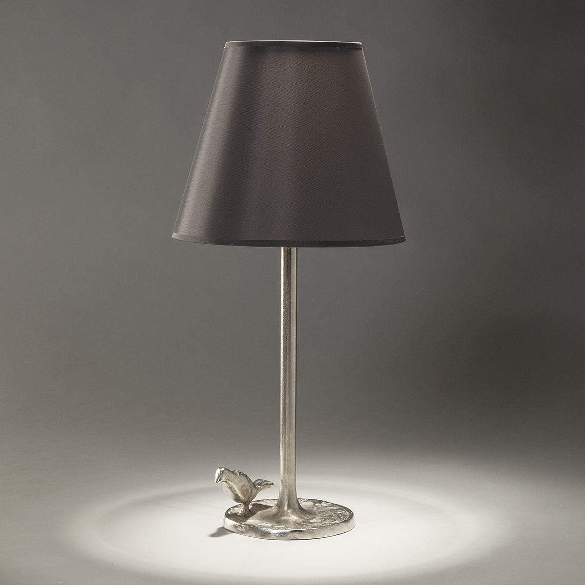 Bild 5: Bronze vernickelt Bronzeguss-Leuchte PLUME mit Spatzenskulptur und Stoffschirm: Bronze vernickelt