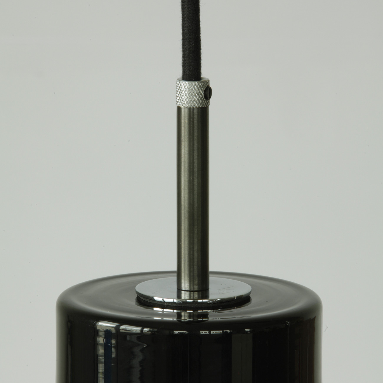 Pendelleuchten mit dunklem Rauchglas-Zylinder BROMPTON: Verchromter Glashalter mit Zugentlastung, schönes schwarzes Kabel mit Baumwoll-Mantel