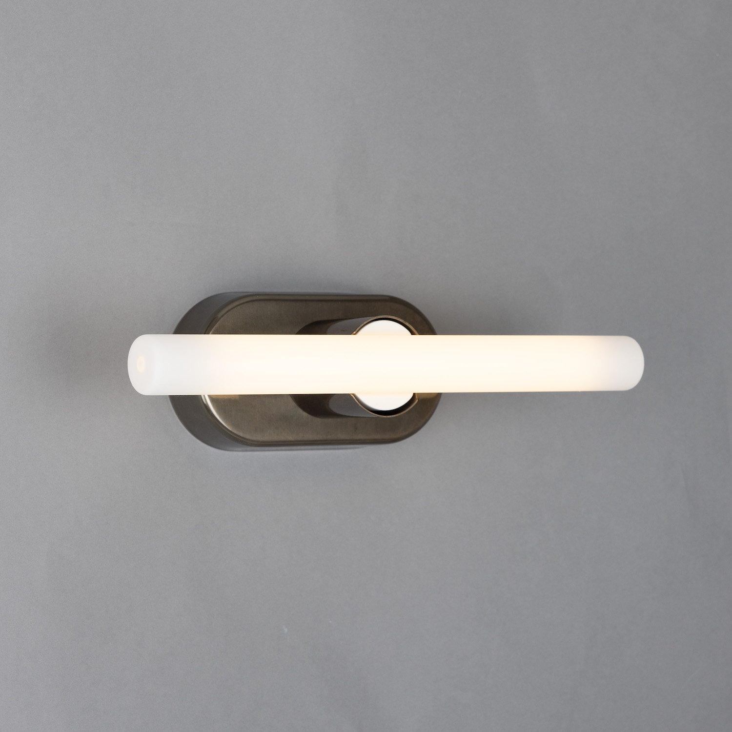 Minimalistische Wand- oder Spiegelleuchte aus Messing: Messing alt-silbern patiniert, Modell 1