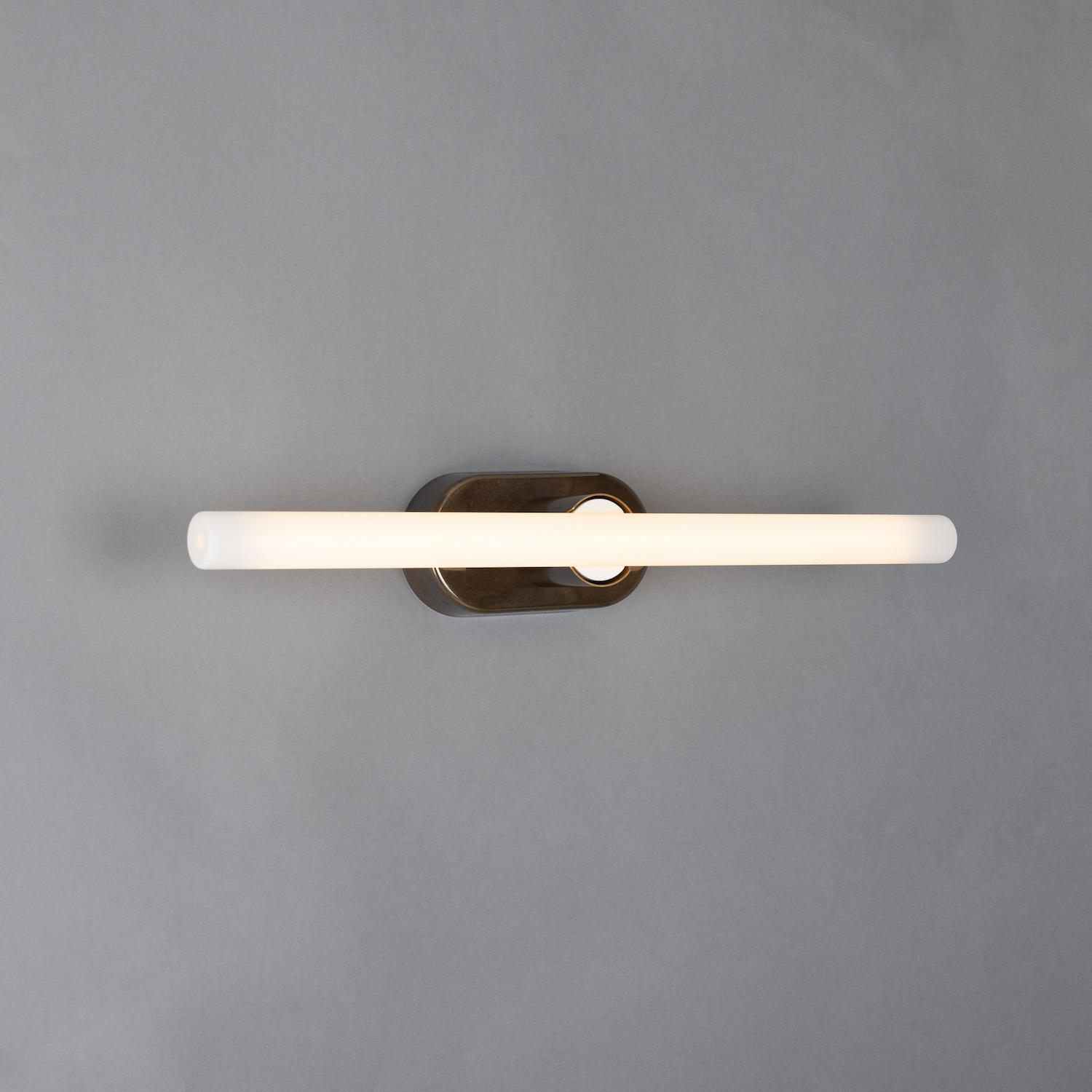 Minimalistische Wand- oder Spiegelleuchte aus Messing: Alt-Messing patiniert, Modell 2