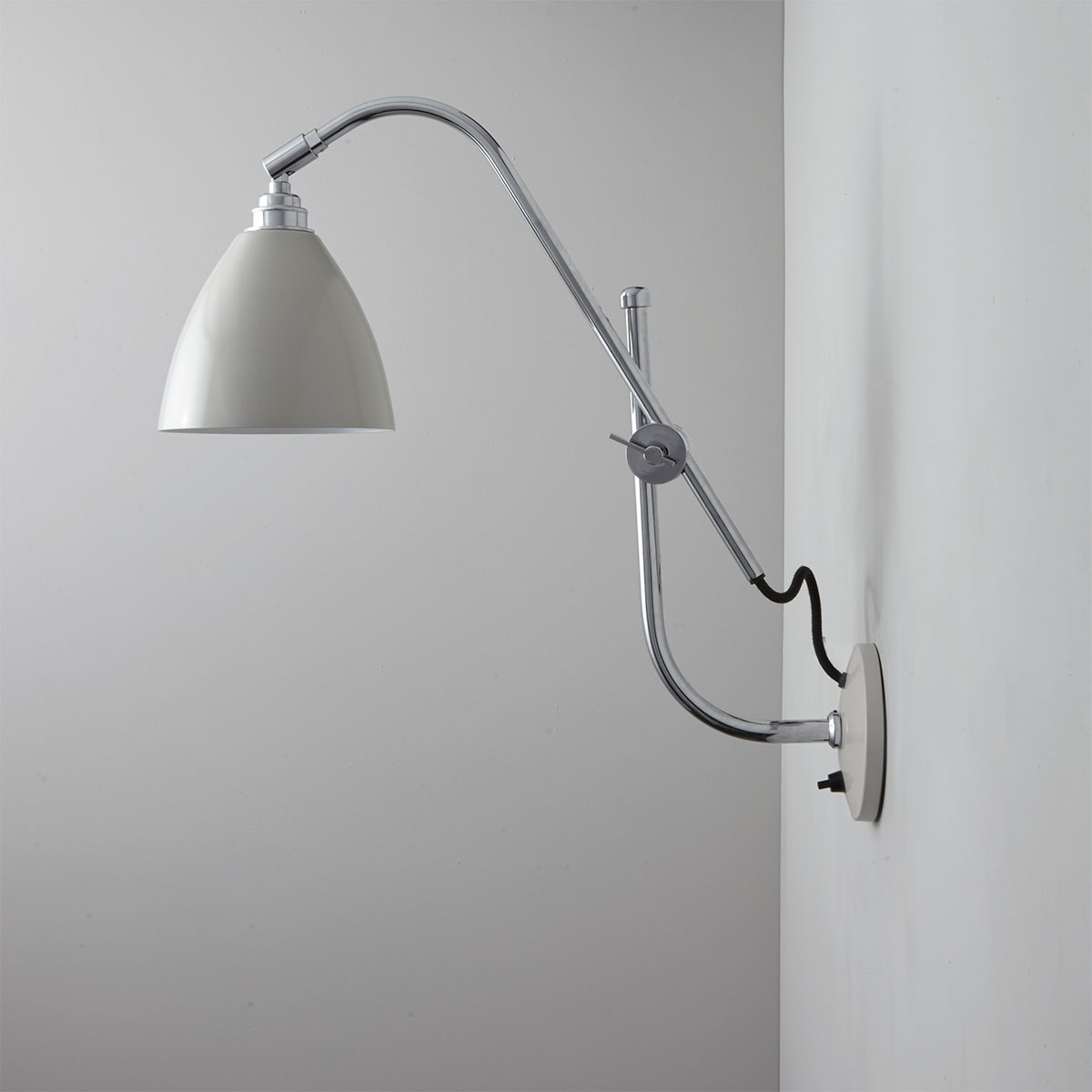 Bild 6: Zurückhaltend in Seidengrau Wandleuchte mit Gelenk-Auslegerarm im Bauhaus-Stil TASK: Zurückhaltend in Seidengrau