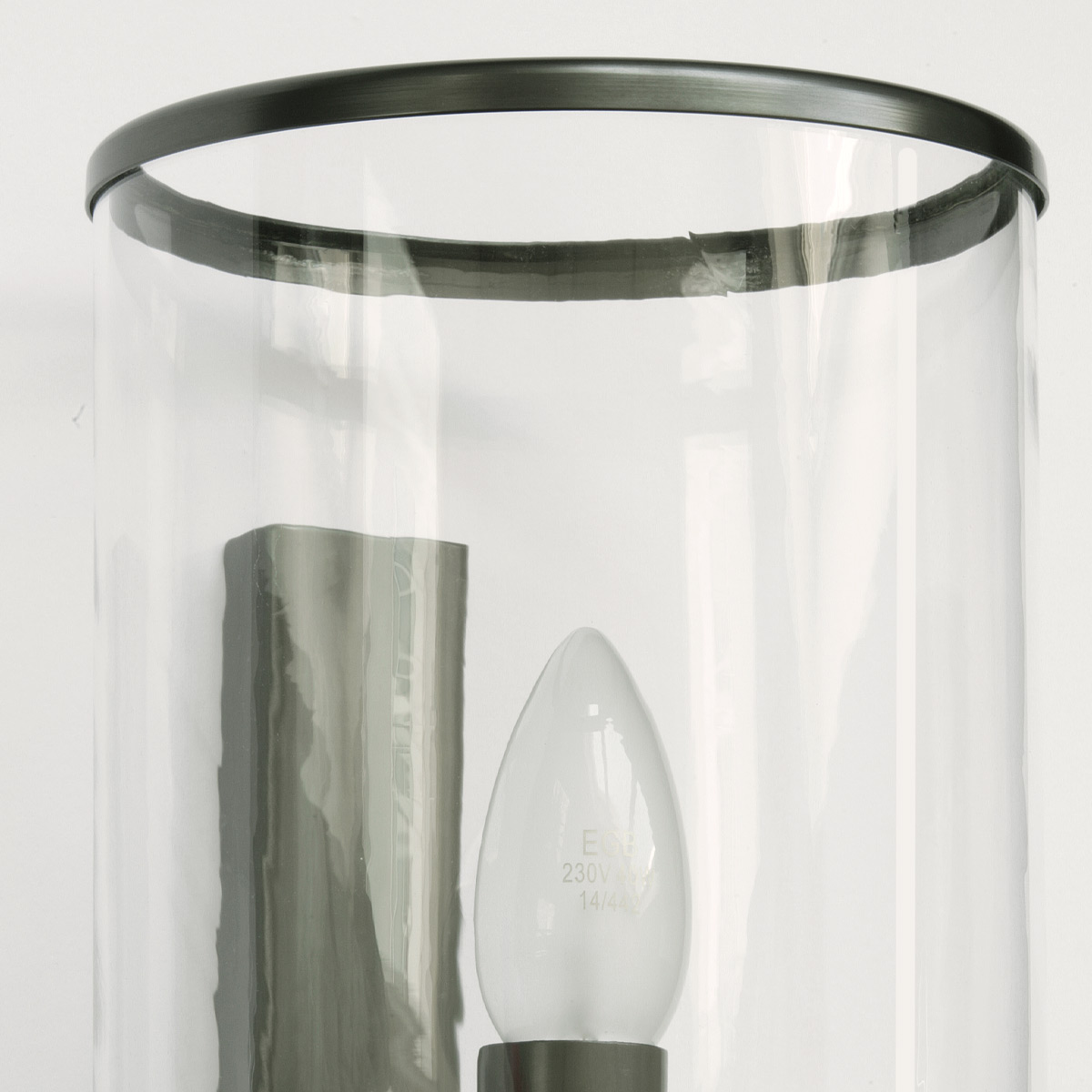 Elegante Glaszylinder-Wandleuchte aus Frankreich: Ausführung Kanoneneisen-Patina