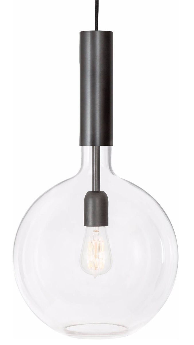 Exklusive Design-Kugelleuchte aus Glas und Messing ROSALIA: Schwedische Design-Pendelleuchte mit Glaskolben (Kleines Modell in dunkel brüniertem Messing)