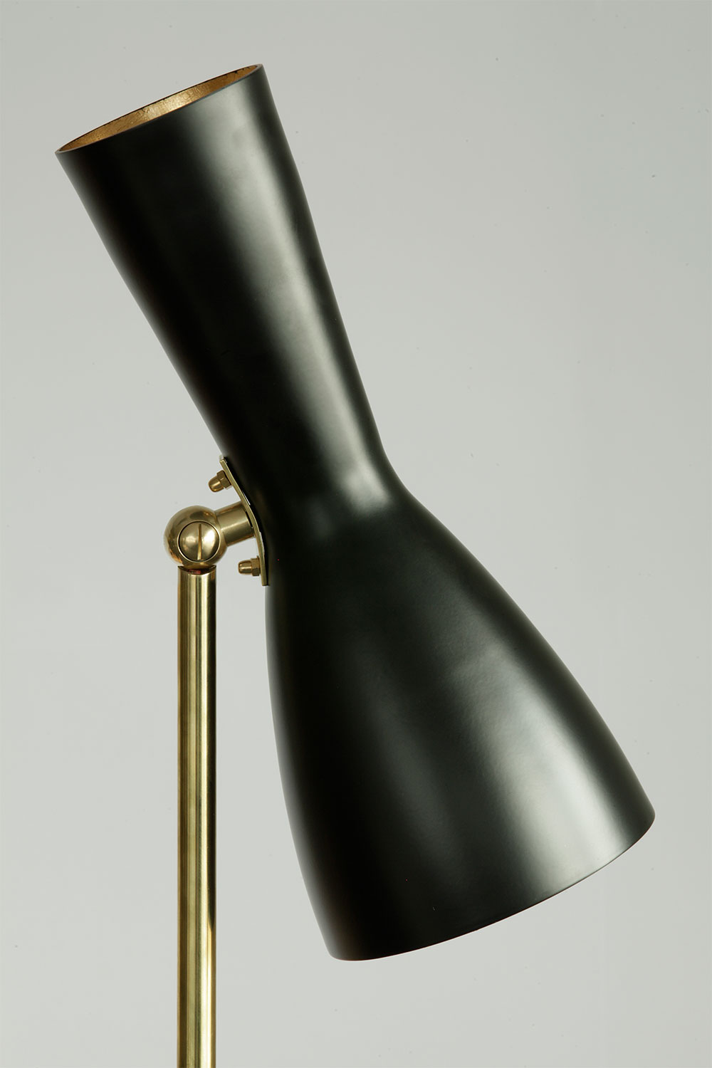 Italienische Tischleuchte im Mid Century-Stil mit Marmorsockel: Schwarzer Lampen-Schirm mit 50er Jahre „Wespentaille“, (innen golden, Messing natur Korpus)