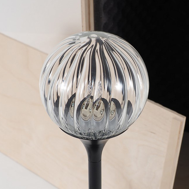 Elegante Stehleuchte mit verstellbarem Hut-Schirm: Die Glas-Version „klares strukturiertes Glas“