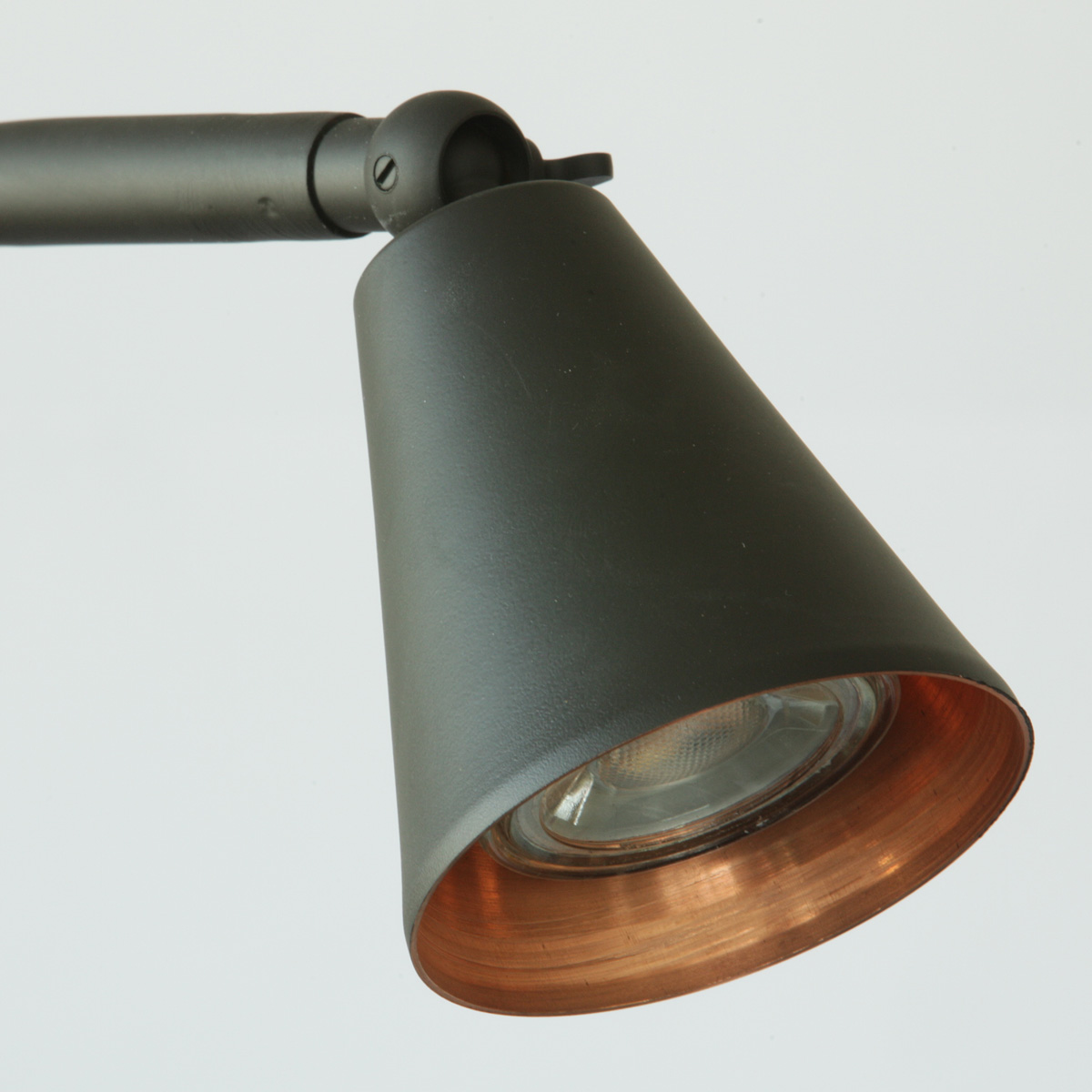 Lese-Stehlampe matt-schwarz und Kupfer STAY: Stehlampe mit schwarzem Schirm, Schirm innen Kupfer